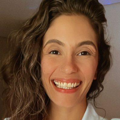 Camila Oliva, massoterapeuta e acupunturista, sorrindo