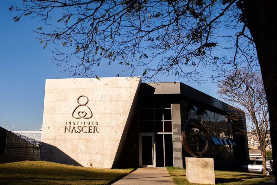 Fachada do Instituto Nascer, em Belo Horizonte, com o caminho de entrada até a porta